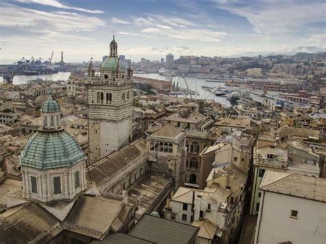 Genova Walking Tour: Guided tour of the historic centre and .